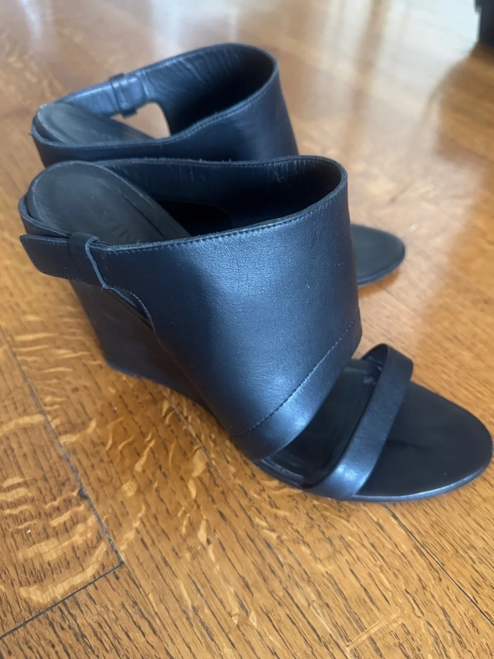 Vince sleek black